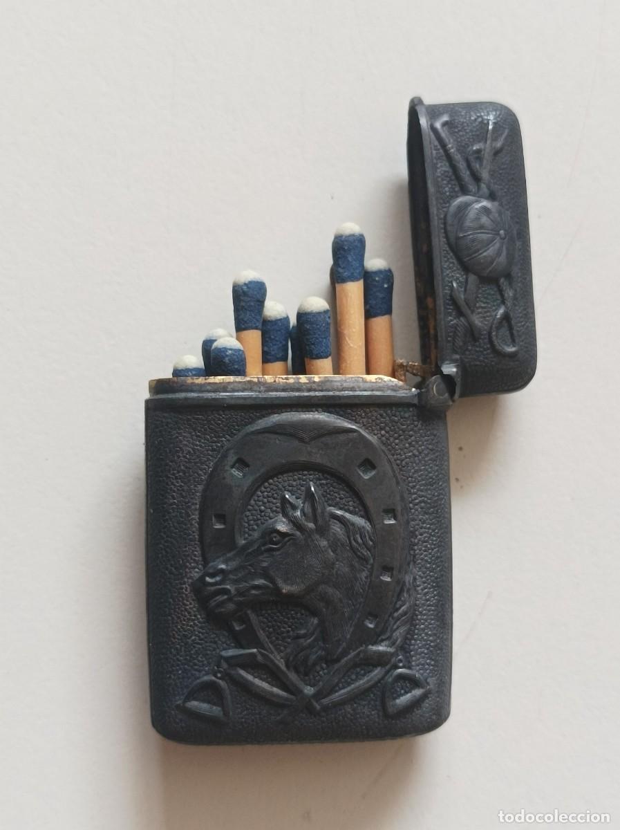 Cajas de Cerillas: Antiguo Cerillero de plata con motivos ecuestres.