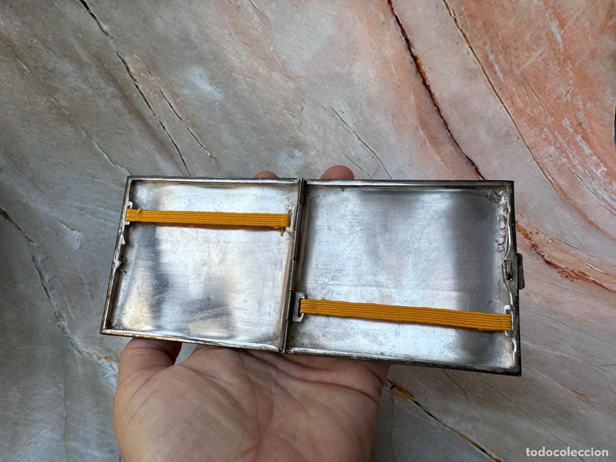 Cajas de cerillas: Caja de cigarrillos vintage de metal | Dise&ntilde;o a rayas en tono plateado, caja de bolsillo de mediados