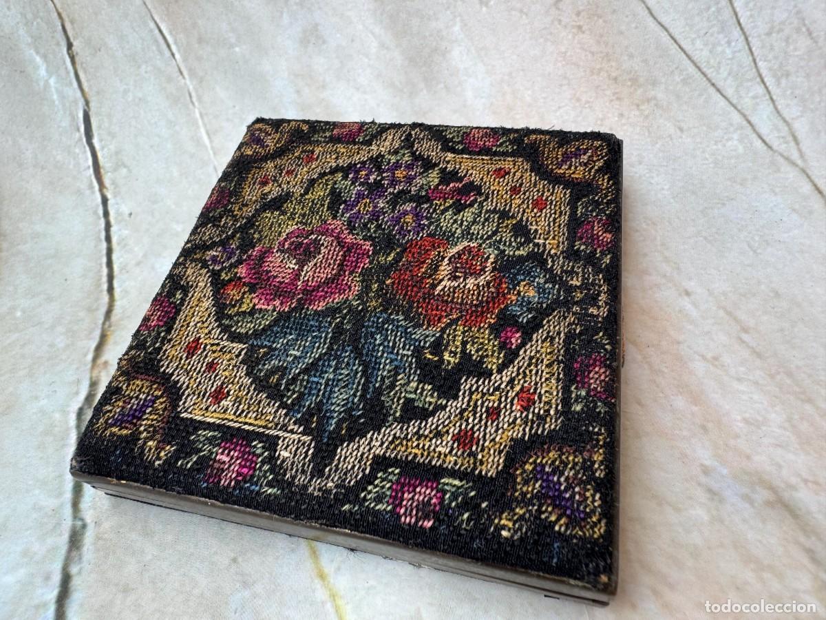 Cajas de cerillas: Caja de cigarrillos vintage de lat&oacute;n con bordado floral tipo tapiz, d&eacute;cadas de 1950 a 1960