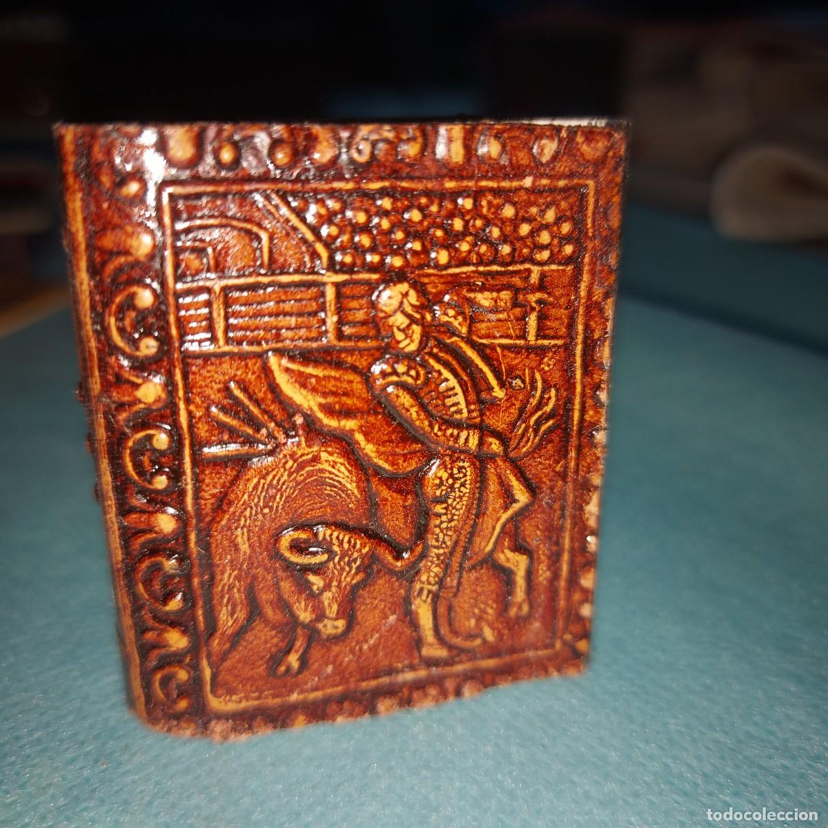 Cajas de cerillas: ANTIGUA FUNDA DE CUERO CAJA CERILLAS CON MOTIVOS TAURINOS,