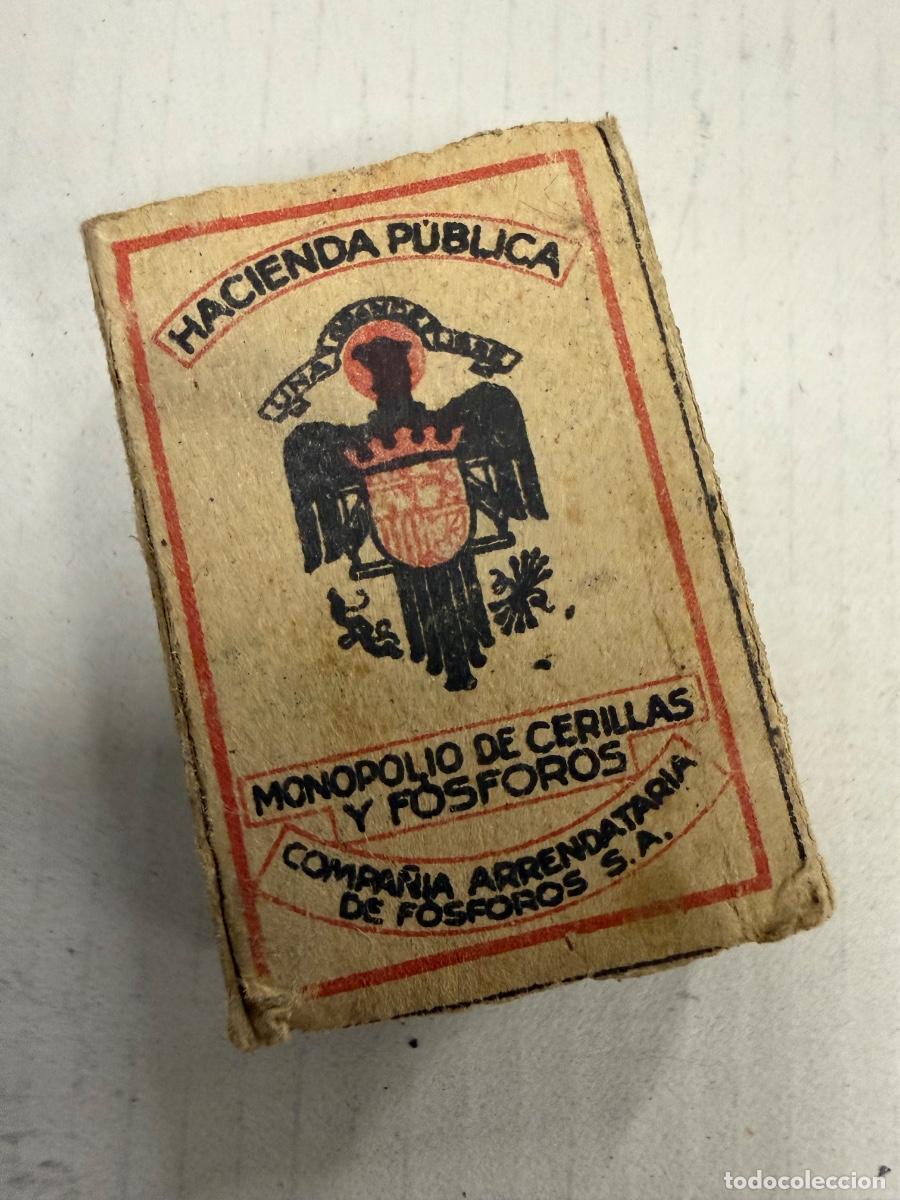 Cajas de cerillas: Muy antigua caja de cerillas o fosforos Hacienda Publica. Contiene unas cuantas originales