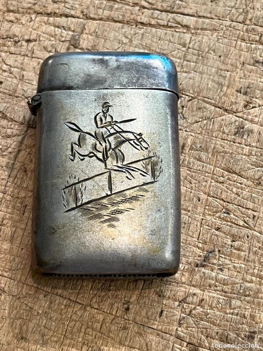 Matchboxes: ANTIGUA CAJA DE CERILLAS LAT&Oacute;N CON BA&Ntilde;O DE PLATA Y FINO DIBUJO H&Iacute;PICO