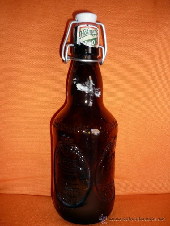 Coleccionismo de cervezas: BOTELLA DE CERVEZA HOFMARK TAPON CERAMICA 1/2 LITRO CRISTAL RELIEVE