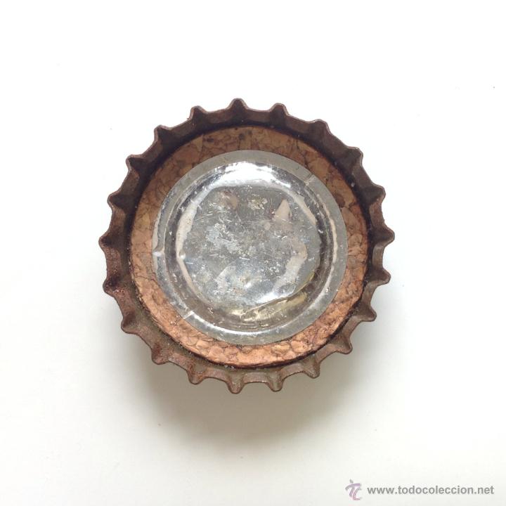 Coleccionismo de cervezas: ANTIGUA CHAPA DE CERVEZAS *EL AZOR *CORCHO EN EL INTERIO - Foto 2
