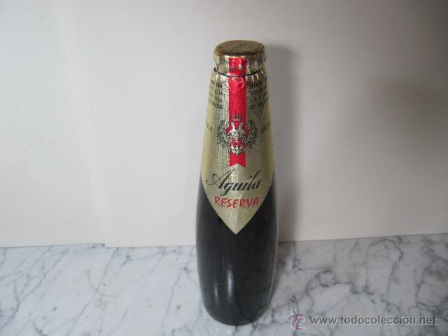 Coleccionismo de cervezas: Curiosa y rara cerveza Aguila reserva a&ntilde;os 70, tapon de origen. Llena