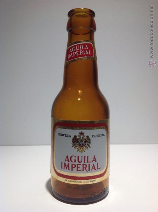 Sammeln von Brauereiartikeln: ANTIGUA BOTELLA DE 200 CL, DE CERVEZA &Aacute;GUILA IMPERIAL, CON ETIQUETA DE PAPEL