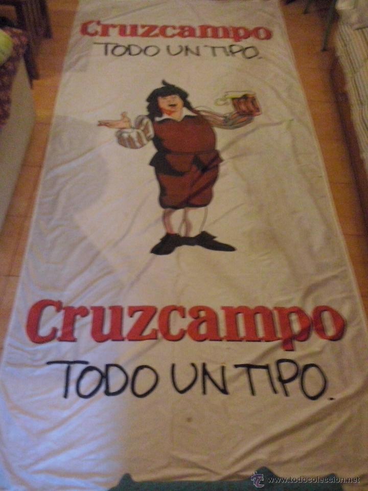 Coleccionismo de cervezas: gigante cartel cruzcampo todo un tipo - tela de 3'20x1'45 cms - a&ntilde;os 90.