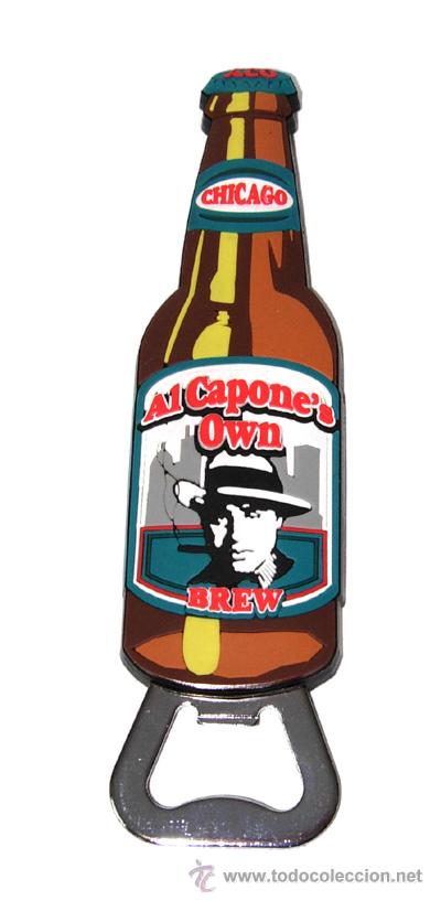 Coleccionismo de cervezas: Im&aacute;n para el frigor&iacute;fico: botella de cerveza - abridor. Souvenir de Chicago, con Al Capone.