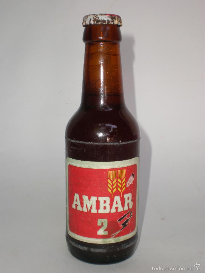 Coleccionismo de cervezas: BOTELLA CERVEZA *AMBAR 2* QUINTO, ETIQUETA, LLENA CON TAP&Oacute;N CORONA