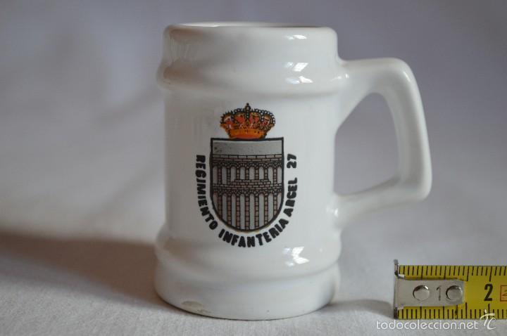 Coleccionismo de cervezas: Jarra de cer&aacute;mica vidriada con escudo del Regimiento de Infanter&iacute;a Argel 27. romanjuguetesymas.