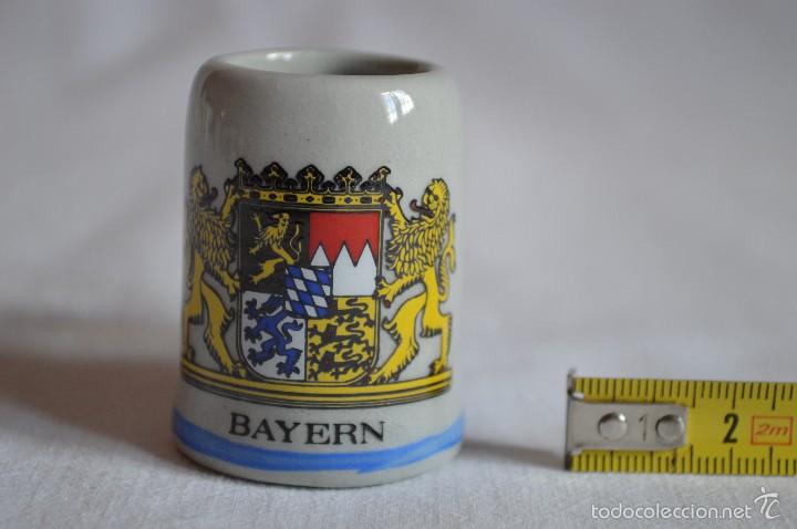 Coleccionismo de cervezas: Jarra de cer&aacute;mica vidriada con escudo de Baviera. Alemania. romanjuguetesymas.