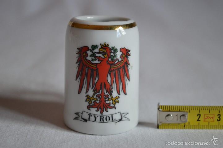 Coleccionismo de cervezas: Jarra de porcelana con escudo del Tirol. Austria. romanjuguetesymas.