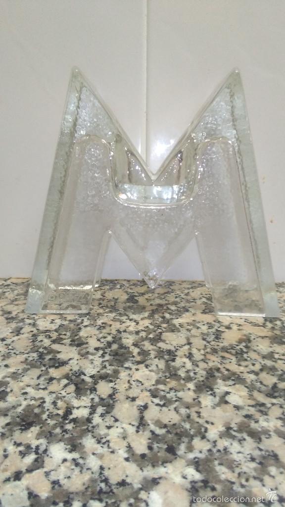 Coleccionismo de cervezas: ANTIGUO  EXPOSITOR LETRA M. DE CERVEZA MORITZ DE CRISTAL. MEDIDAS BASE 22 CM ALTO 20 ANCHO 8 CM