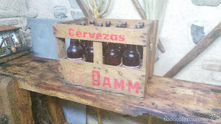 Coleccionismo de cervezas: ANTIGUA CAJA COMPLETA CON BOTELLAS DE CERVEZAS DAMM, ESTILO PILSEN, PINTADAS A MANO, BARCELONA.