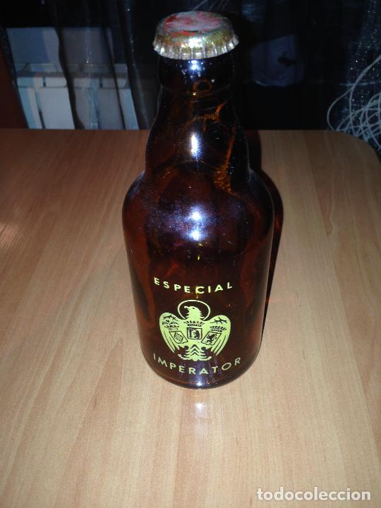 Coleccionismo de cervezas: ANTIGUA Y RARA BOTELLA CERVEZA CRISTAL EL AGUILA ESPECIAL IMPERATOR VACIA CON CHAPA TERCIO 1/3
