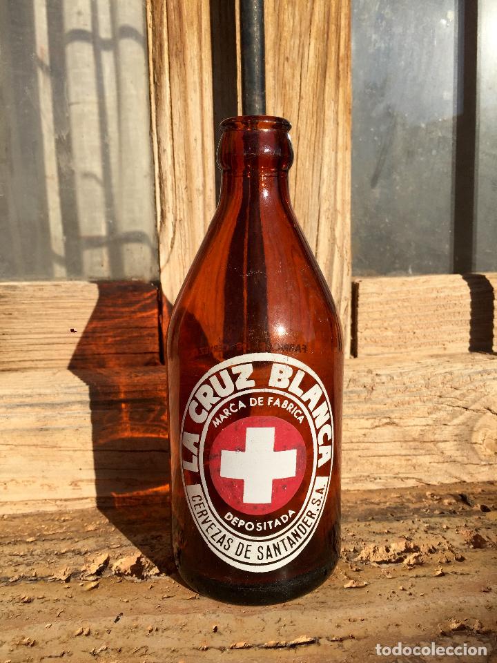 Coleccionismo de cervezas: ANTIGUA BOTELLA DE CERVEZA , LA CRUZ BLANCA ,33 CL.TERCIO, S.A EN LA DERECHA