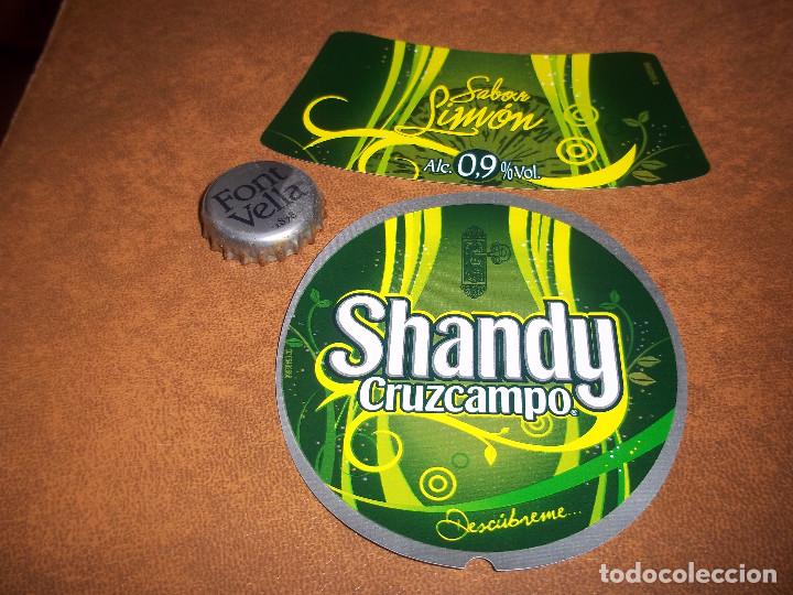 Coleccionismo de cervezas: ETIQUETA Y COLLARIN CERVEZA 1 LITRO SHANDY CRUZCAMPO MODELO CERRADURA CON LLAVE NUEVA SIN USAR