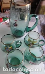 Coleccionismo de cervezas: Jarra grande de cristal con cuatro con cuatro jarras con marcas de cerveza.