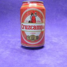 Coleccionismo de cervezas: ANTIGUA LATA DE CERVEZA CRUZCAMPO CADUCADA EN EL 2002. CON SU LATILLA Y VACIADA.