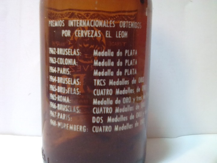 Coleccionismo de cervezas: Botella cerveza el le&oacute;n 1/3 - Foto 3