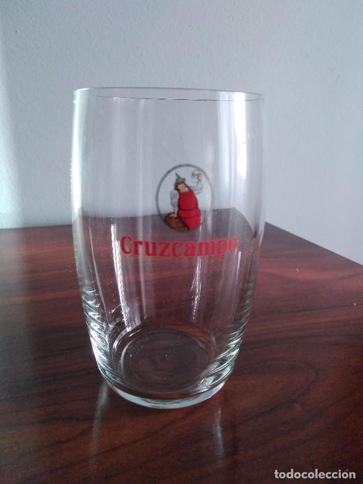 Coleccionismo de cervezas: Vaso cerveza Cruzcampo. Ligeros roces en el vidrio.