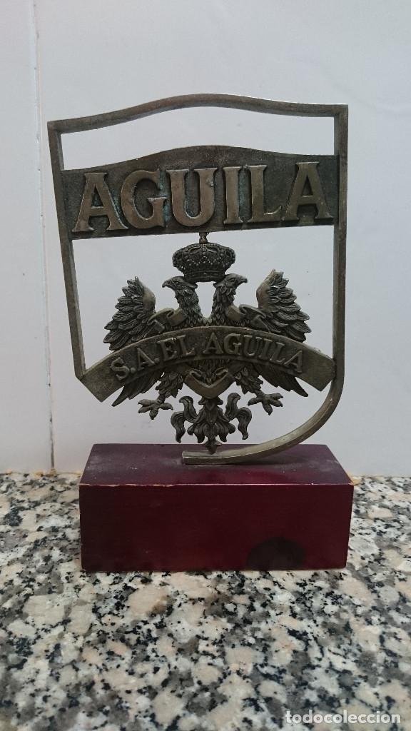 Coleccionismo de cervezas: ANTIGUO EMBLEMA CERVEZA EL AGUILA S.A. CON PEANA