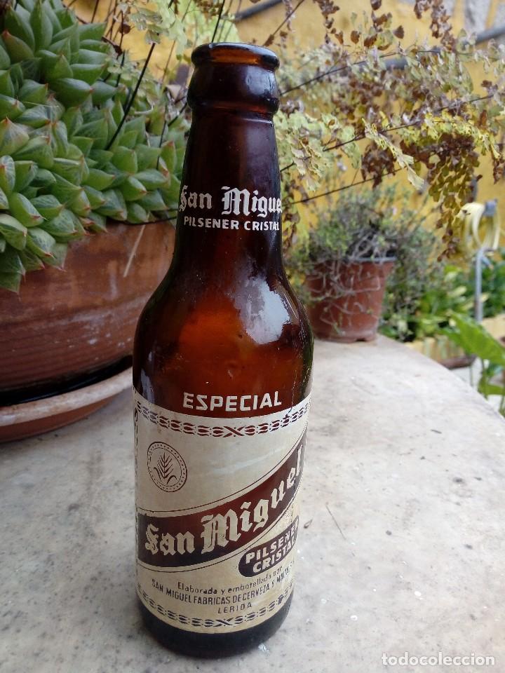 Coleccionismo de cervezas: Antigua botella 33 cl tercio Cerveza San Miguel modelo Lerida Pilsner Cristal serigrafia