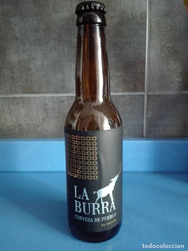 Coleccionismo de cervezas: BOTELLA CERVEZA VACIA 33CL - LA BURRA - CAD 2018 - CON CHAPA
