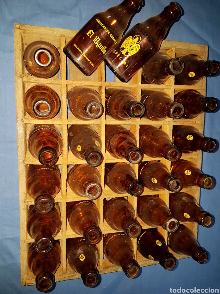 Coleccionismo de cervezas: Caja madera botellines El aguila - Foto 2