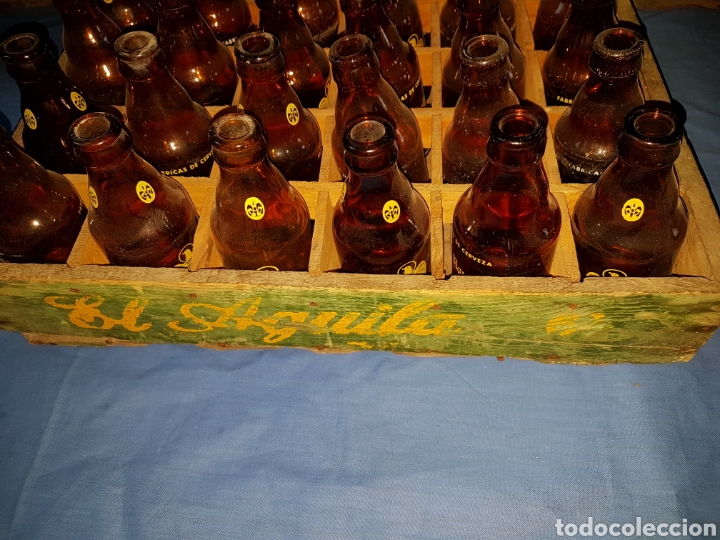 Coleccionismo de cervezas: Caja madera botellines El aguila - Foto 3