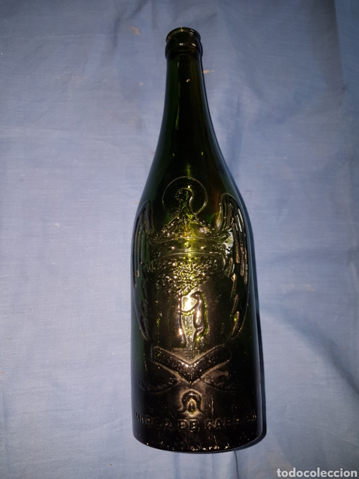 Coleccionismo de cervezas: Botella cerveza litro aguila relieve verde - Foto 1