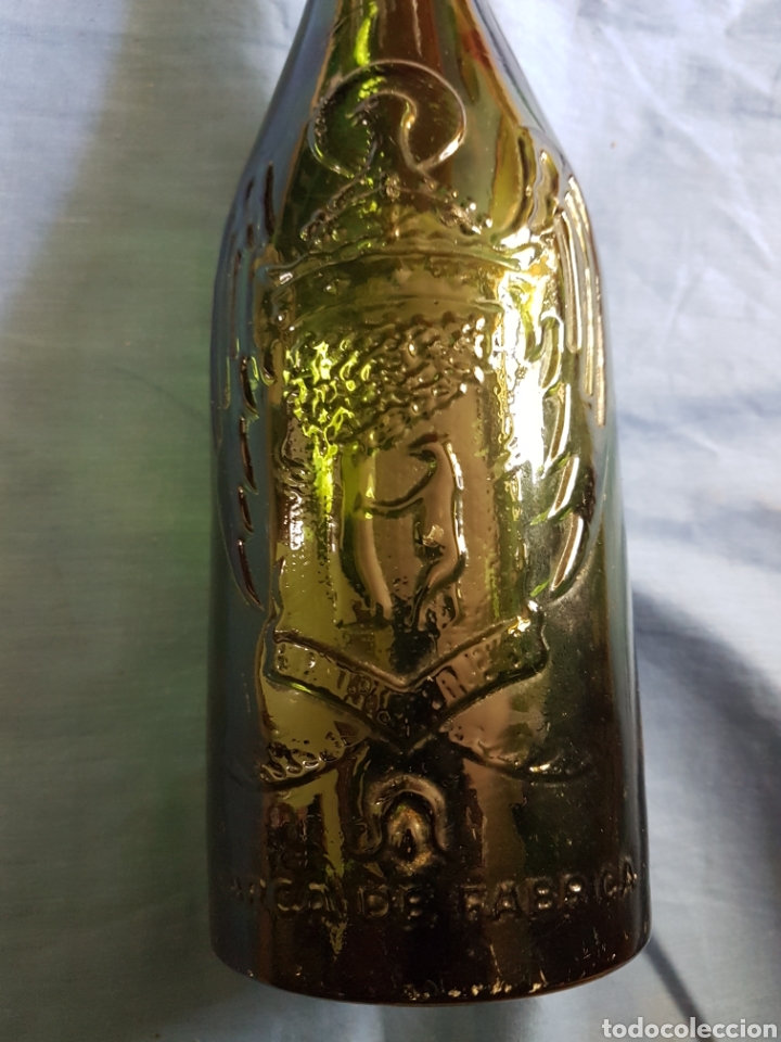 Coleccionismo de cervezas: Botella cerveza litro aguila relieve verde - Foto 2