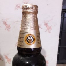 Coleccionismo de cervezas: BOTELLA NEGRA MODELO LLENA. Lote 126988323