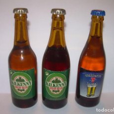 Coleccionismo de cervezas: TRES MINI BOTELLINES LLENOS DE CERVEZA CON TAPON CORONA METALICO.