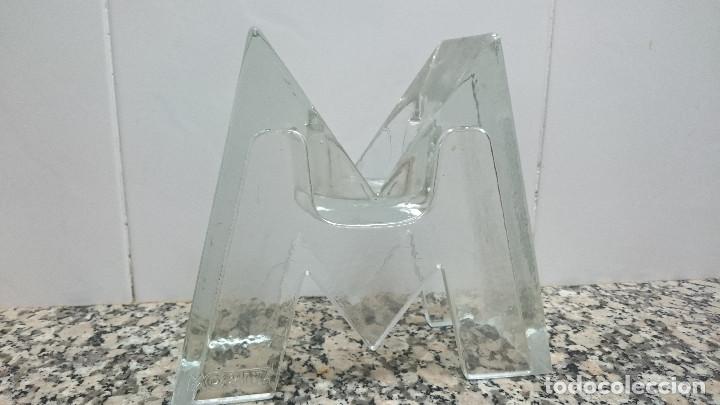 Coleccionismo de cervezas: ANTIGUO EXPOSITOR LETRA M. DE CERVEZA MORITZ DE CRISTAL. MEDIDAS BASE 22 CM