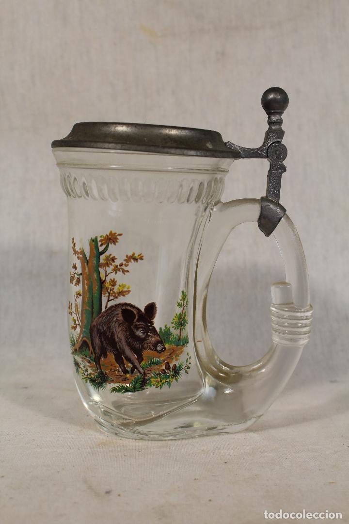 Coleccionismo de cervezas: jarra de cerveza en cristal con dibujo de jabal&iacute;