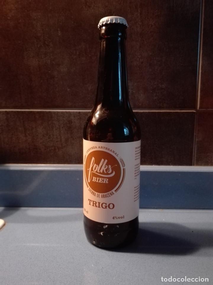 Coleccionismo de cervezas: BOTELLA CERVEZA VACIA / CON CHAPA - FOLKS BIER TRIGO - ARACENA HUELVA