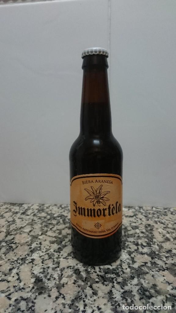 Coleccionismo de cervezas: BOTELLA CERVEZA. IMMORTELA BIERA ARTESANAU DERA VAL D&acute;ARAN  CHAPA Y LIQUIDO ORIGINAL