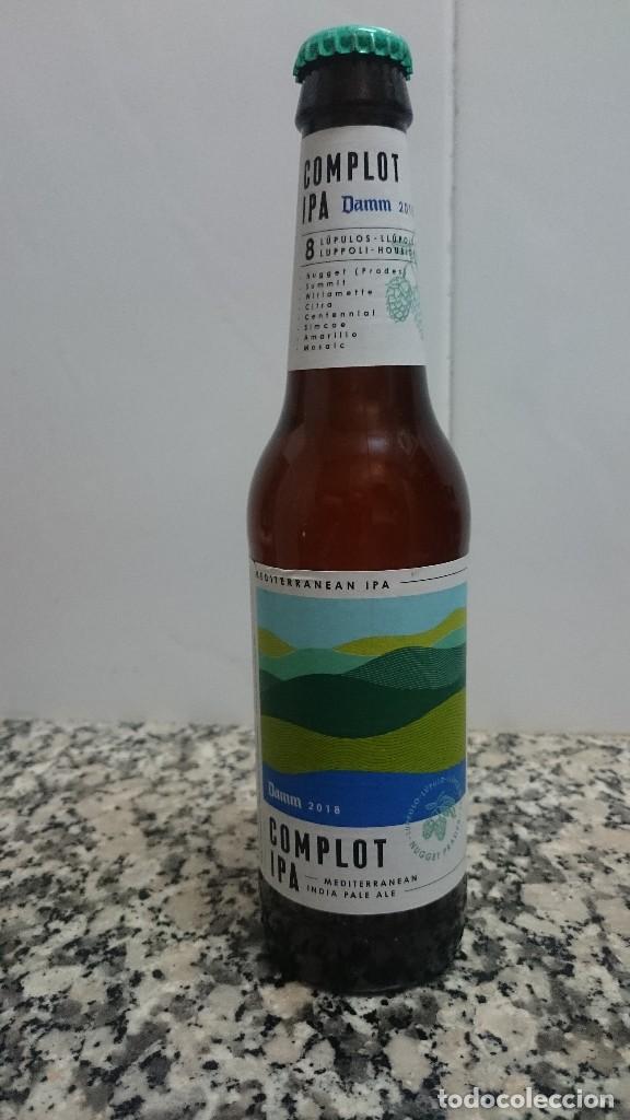 Coleccionismo de cervezas: BOTELLA DE CERVEZA DAMM COMPLOT IPA CON CHAPA Y LIQUIDO
