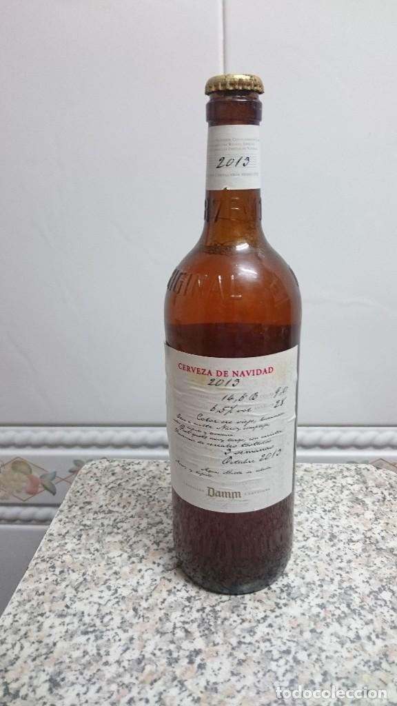 Coleccionismo de cervezas: BOTELLA DE CERVEZA DAMM CERVEZA DE NAVIDAD TAPON CORONA Y LIQUIDO ORIGINAL