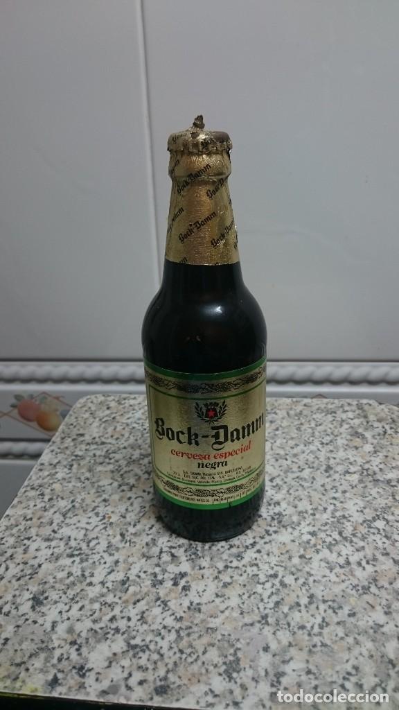 Coleccionismo de cervezas: BOTELLA DE CERVEZA BOCK - DAMM CERVEZA ESPECIAL NEGRA CON CHAPA Y LIQUIDO