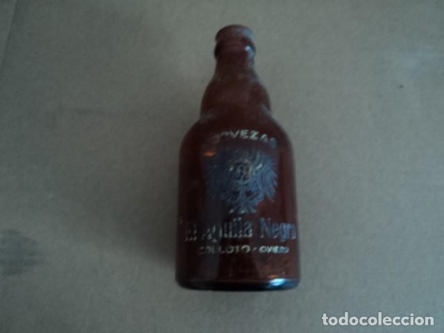 Coleccionismo de cervezas: MAGNIFICA BOTELLA CERVEZA ANTIGUA EL AGUILA NEGRA COLLOTO OVIEDO ASTURIAS BOTELLIN CRISTAL