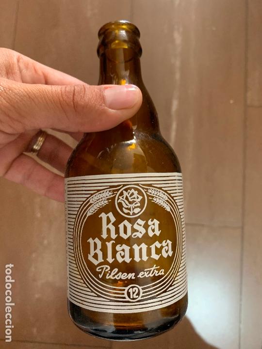 Coleccionismo de cervezas: ANTIGUA BOTELLA DE CERVEZA LA ROSA BLANCA 33 CL