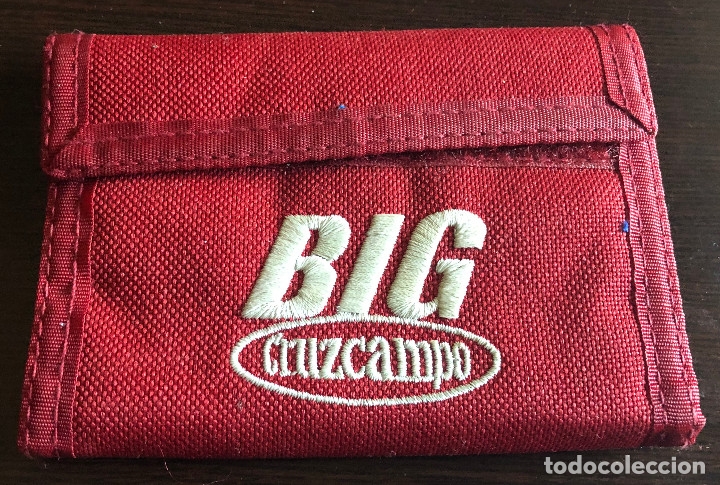 Coleccionismo de cervezas: Cartera publicitaria de cerveza Big de Cruzcampo. Logo bordado. Varios compartimentos. Buen estado.