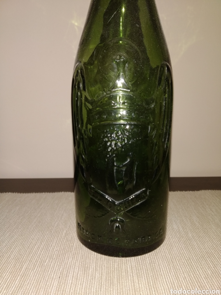 Coleccionismo de cervezas: BOTELLA CERVEZA EL &Aacute;GUILA RELIEVE - Foto 2