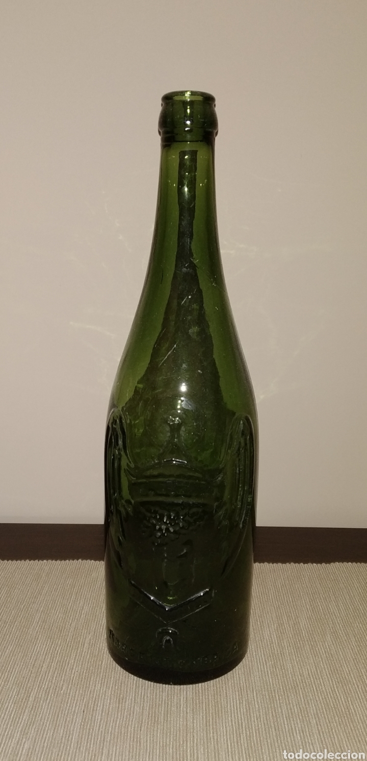 Coleccionismo de cervezas: BOTELLA CERVEZA EL &Aacute;GUILA RELIEVE - Foto 1