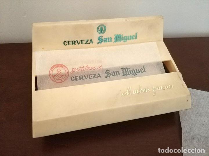 Coleccionismo de cervezas: Antiguo servilletero cerveza san miguel con servilletas serigrafiadas con el logo san miguel