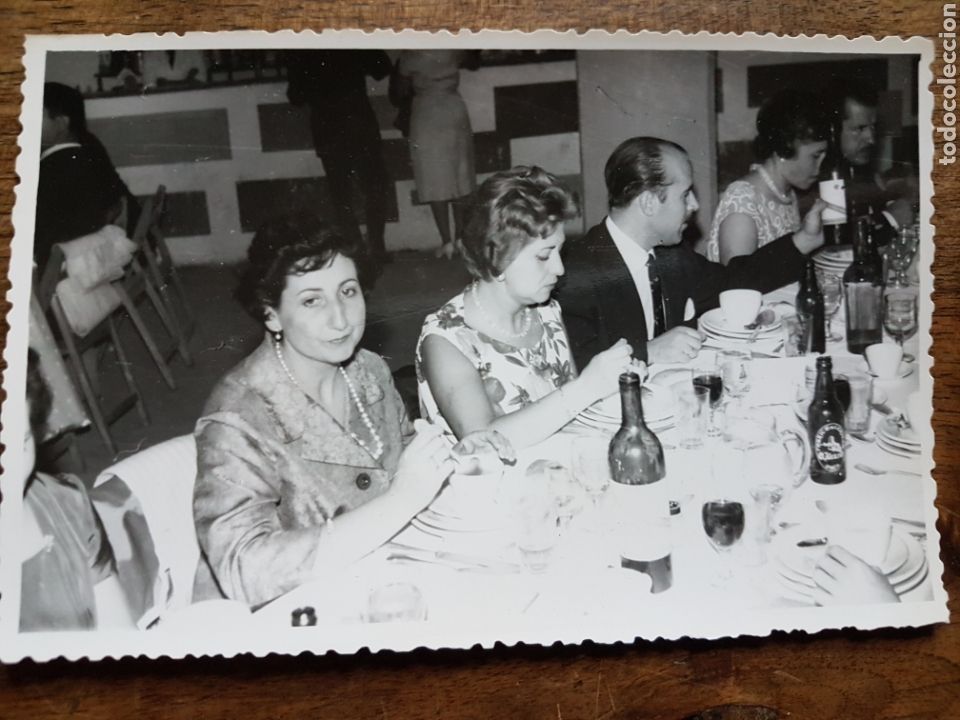 Coleccionismo de cervezas: Foto celebracion con tercio de cerveza Alcazar serigrafia 1959