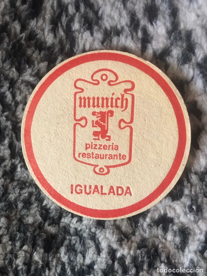 Coleccionismo de cervezas: Antiguo posavasos cerveza el Aguila con publicidad restaurante bar Munich de Igualada (Barcelona)