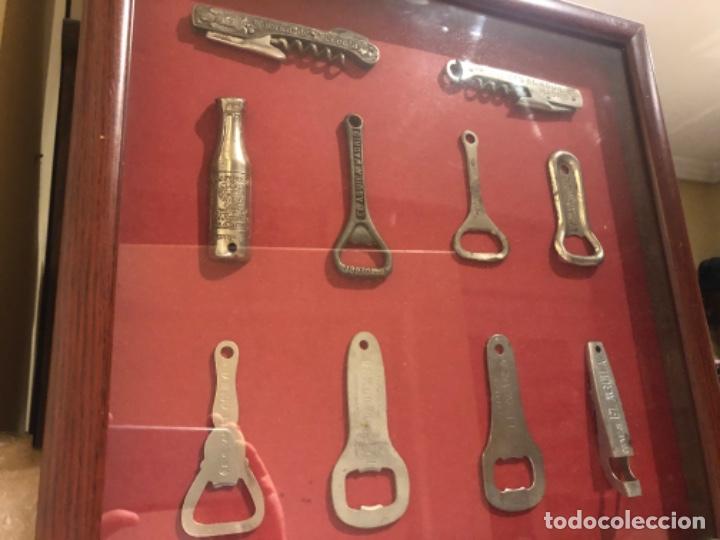 Coleccionismo de cervezas: CUADRO VITRINA DE ABRIDORES DE CERVEZAS EL AGUILA